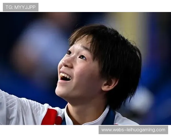 全运会女篮决赛赛后球员相拥而泣，教练组场边击掌庆祝