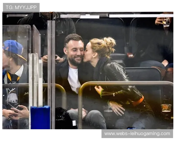 佩雷拉与女友特蕾西高调公开恋情,跨年夜热吻秀恩爱